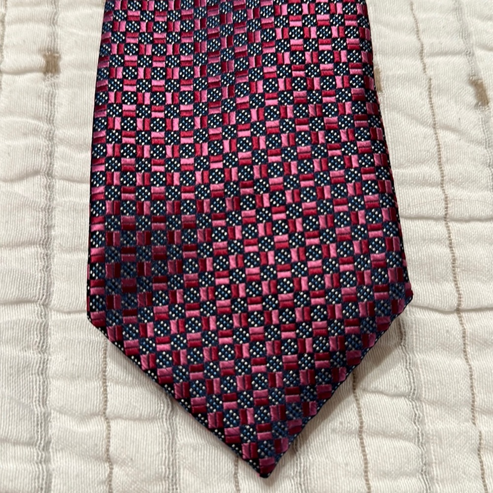 Men’s tie. Purplish-pink pattern. Haggar.